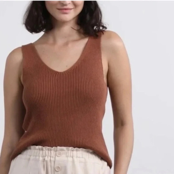 Elizabeth and James size xs sweater tank top in excellent condition - Picture 1 of 3
